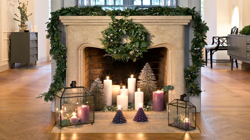 Antieke kerstversiering op de open haard