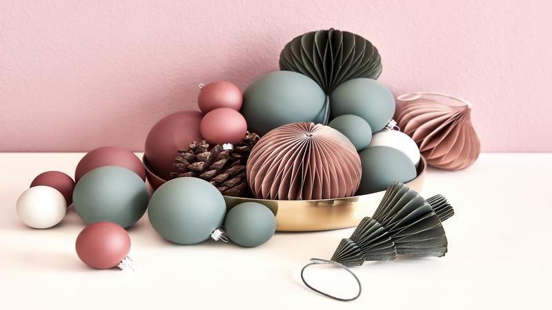 Papieren kerstklokken in schaal