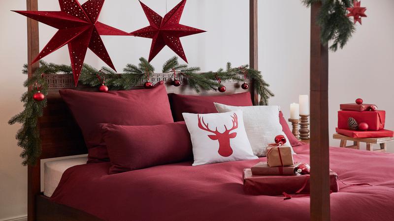 Papieren kerststerren boven het bed