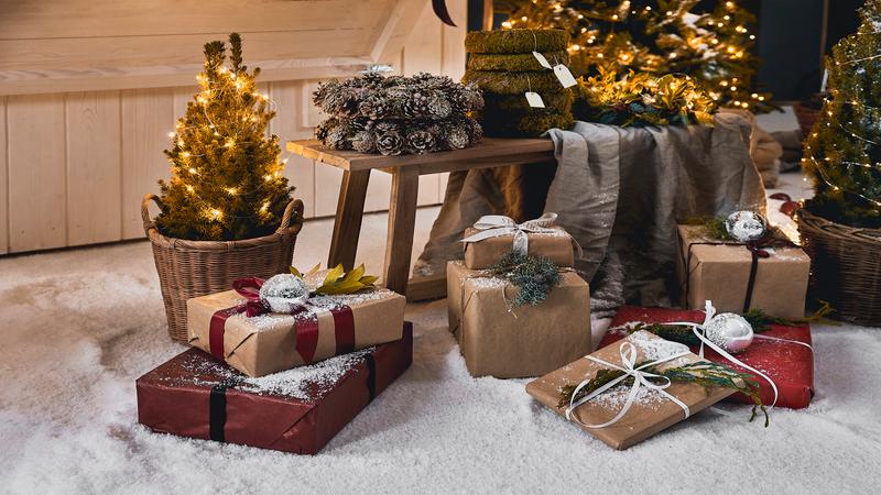 Cadeaus in de kunstsneeuw