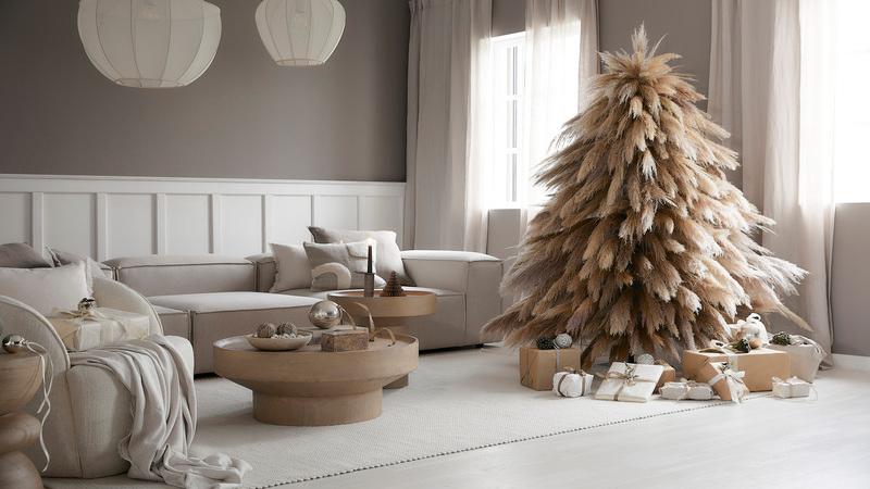 Witte kunstkerstboom in woonkamer
