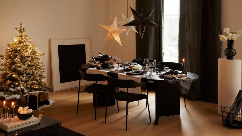 Kunstkerstbomen met lampjes in eetkamer