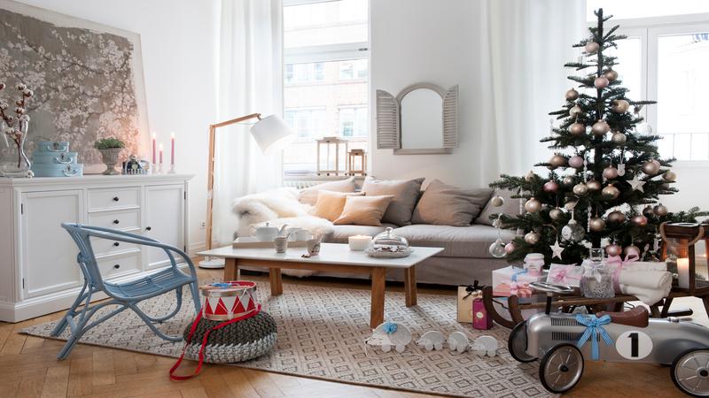 Kunstkerstboom in woonkamer
