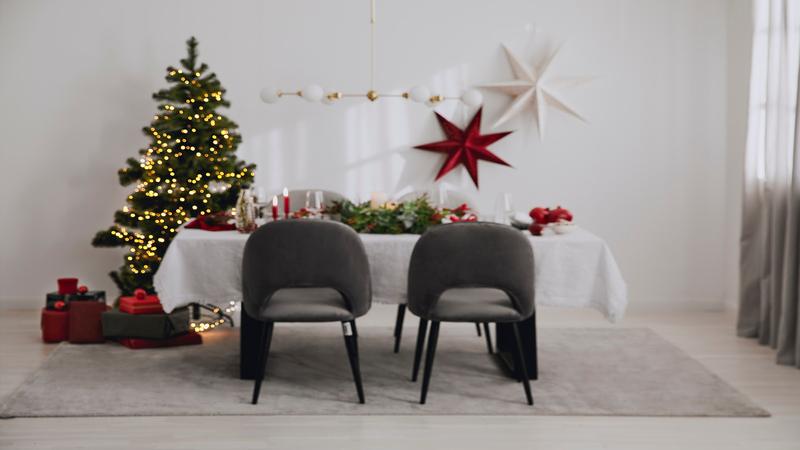 Kerstboom in eetkamer