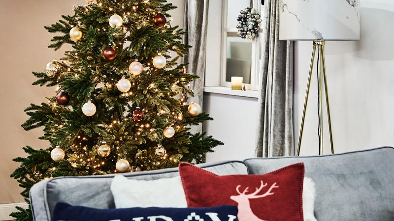 Kerstboomverlichting in een kerstboom achter de bank