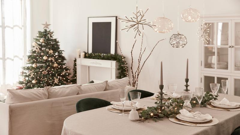Kerstlampjes boven eettafel