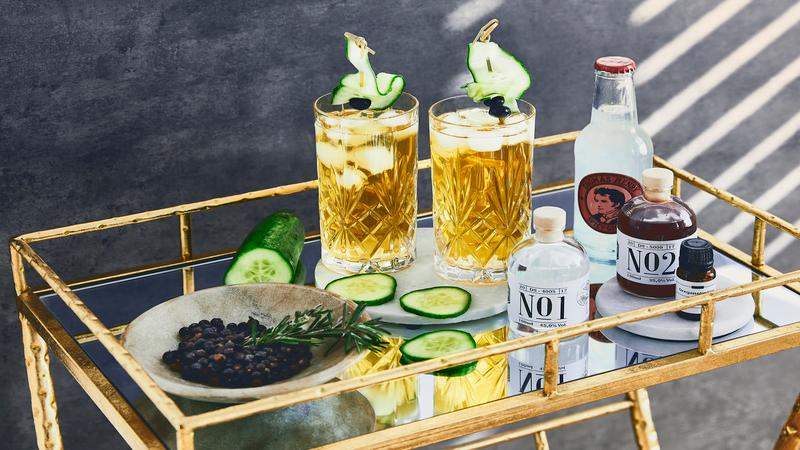 Longdrinkglazen op bar cart