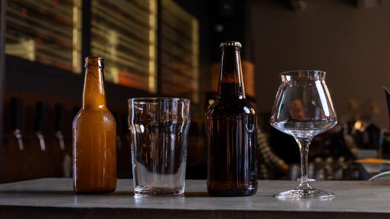 Bierglazen en bierflessen