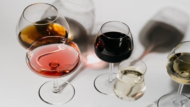 Sherryglas met witte achtergrond