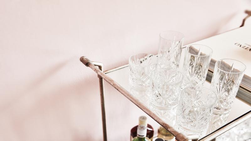 Tumblerglazen op bar cart