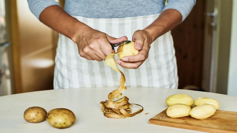 Aardappelschiller met aardappels