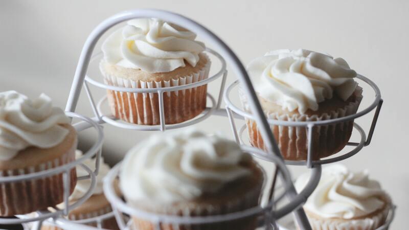 Cupcake standaard met witte cupcakes