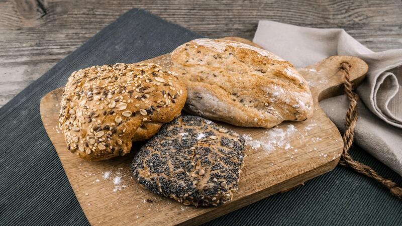 Houten snijplank met brood