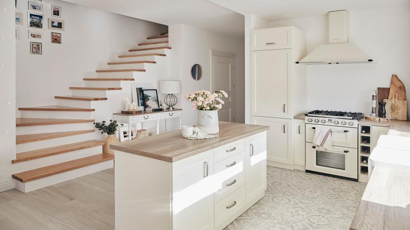 witte keuken met afzuigkap