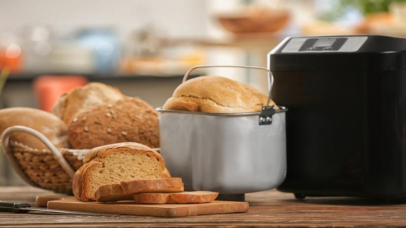 Broodbakmachine met versgebakken brood