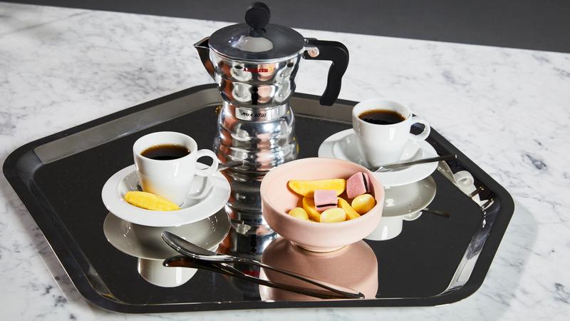 Cafetiere en espressos op een dienblad