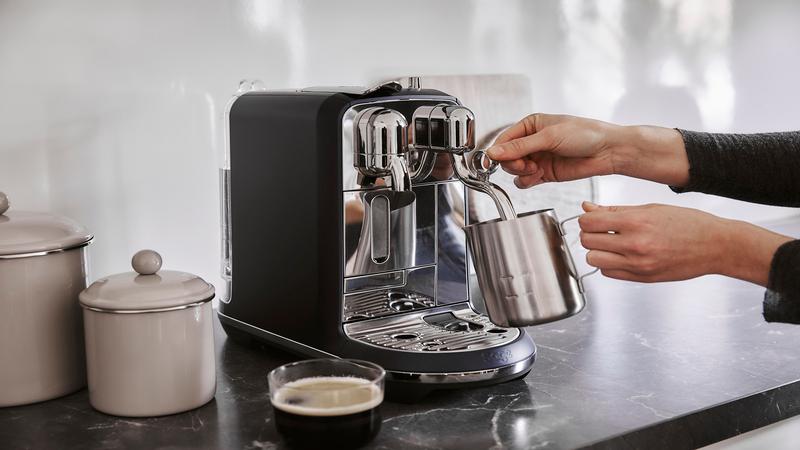 Koffiezetapparaat met melkopschuimer