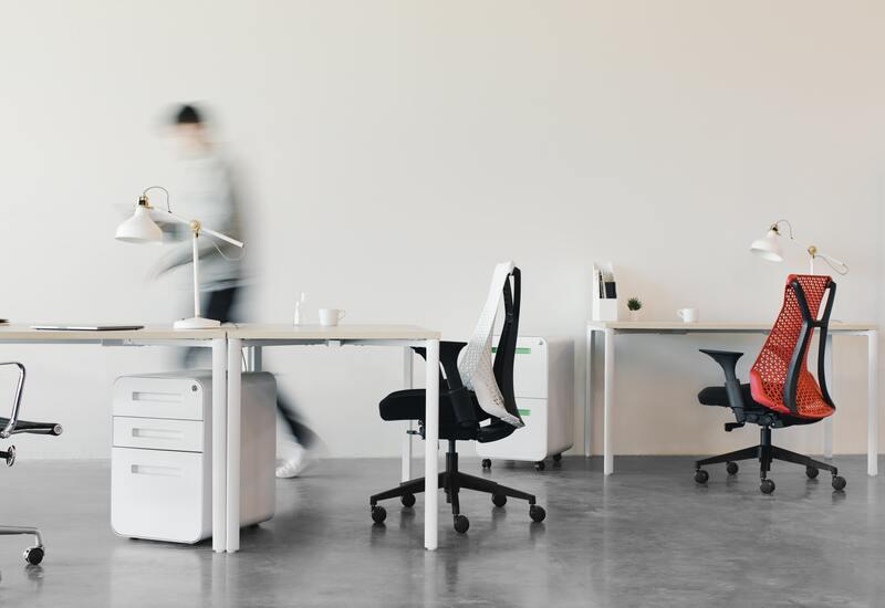 Archiefkast, bureaus en bureaustoelen