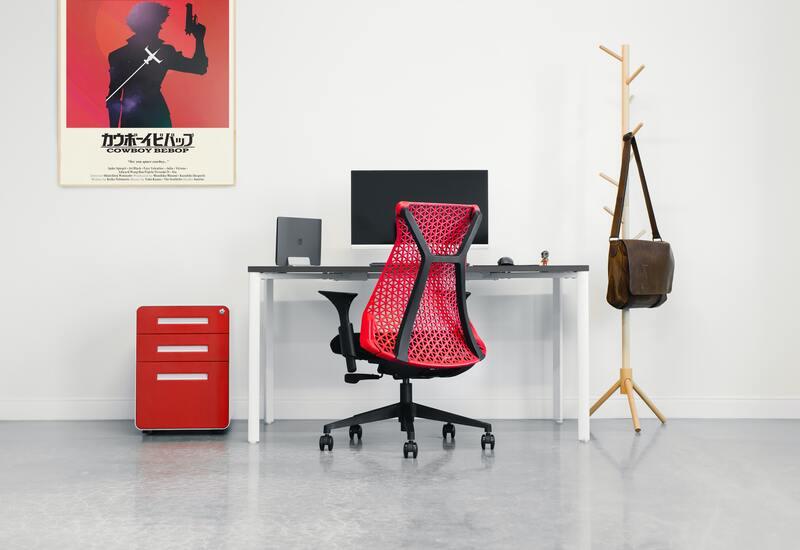 rode brandwerende kast naast een bureau