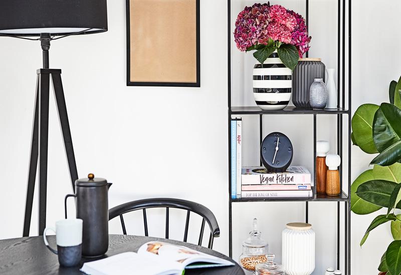 Stellingkast met kleurrijke accessoires en bloemen