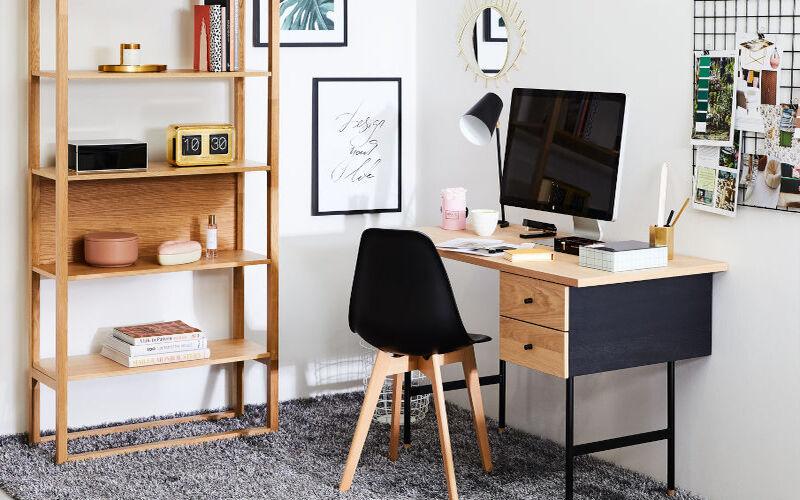 bureau en stellingkasten hout in een kantoor ruimte