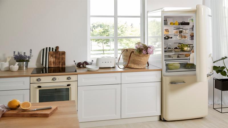 beige koelkast in een witte landelijke keuken