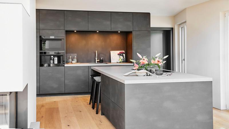 moderne grijze keuken met houten vloer