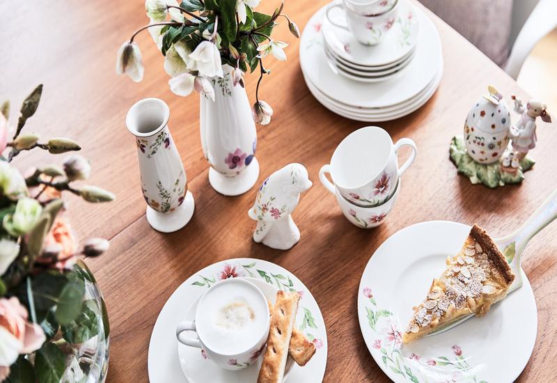 Theeservies en bloemen op een houten tafel
