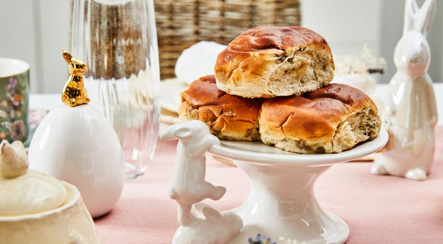 paashaas op tafel met broodjes