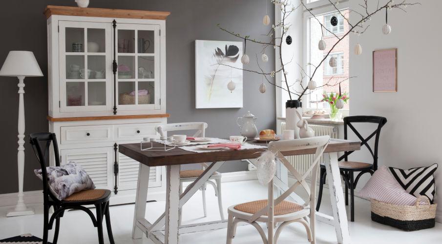 Paastakken in een landelijke eetkamer op een houten tafel