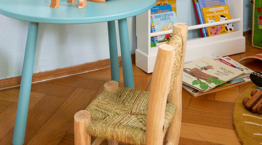 rieten kinderstoel en blauwe kindertafel