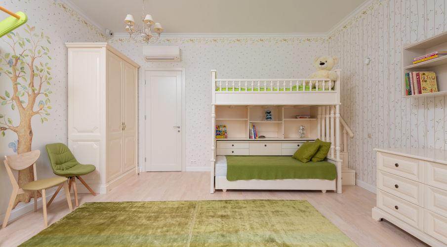 stapelbed in een groen en witte kamer
