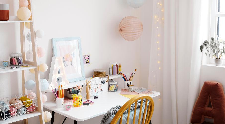 Kinderbureau in wit met kleurrijke decoratie