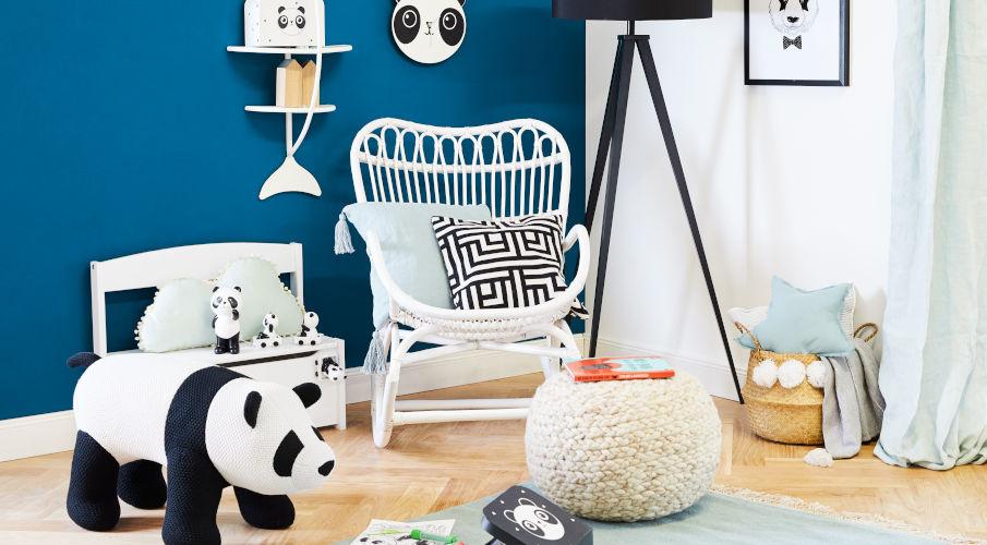 kinderschommelstoelin een blauwe kamer met pandas en speelgoed