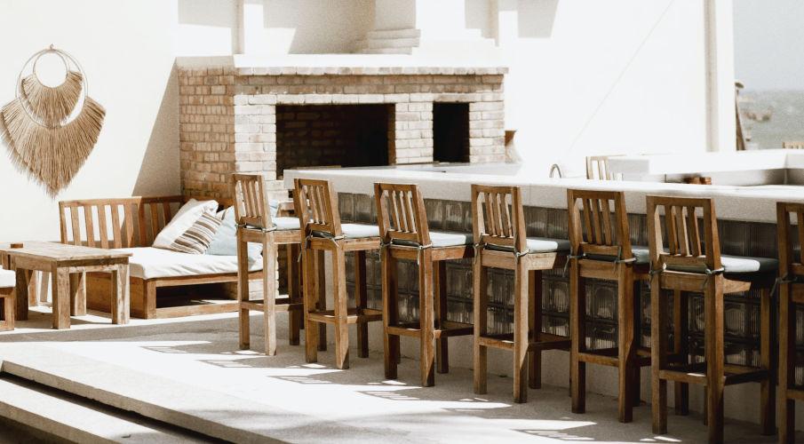 Tafelhaard buiten naast een tafel met houten stoelen