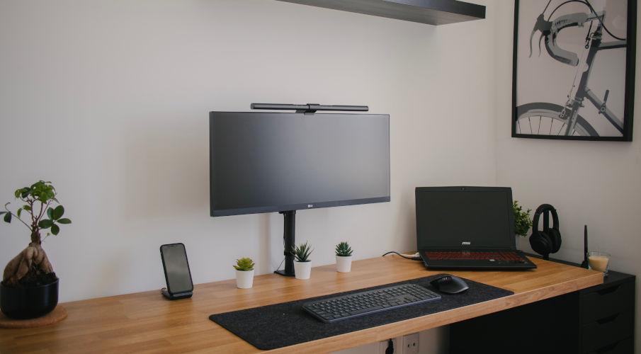 Teak bureau met computer en accessoires