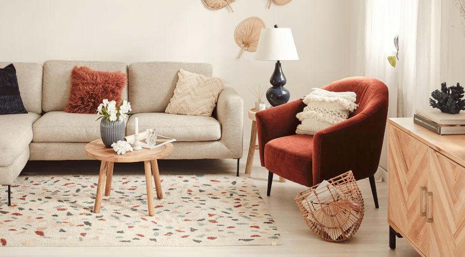 Bijzettafel eiken in een boho interieur met een grijze bank en rode stoel