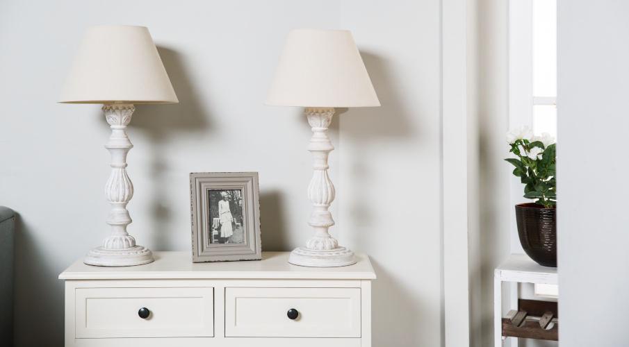 Fotolijst 15x20 en twee lampen op een kast