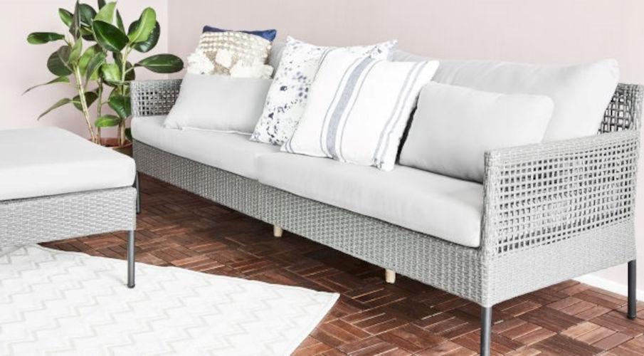Wicker barset in grijz en met witte sierkussens