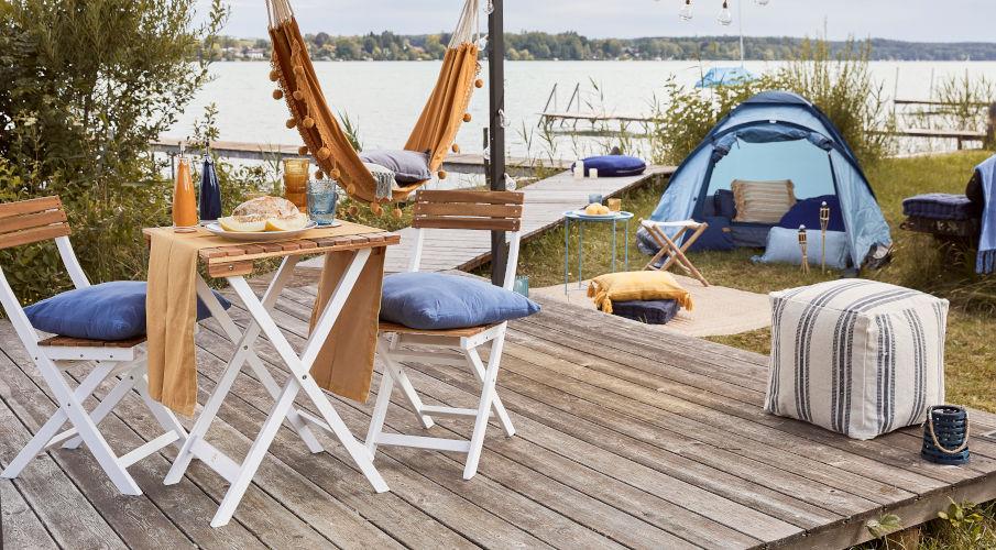 Campingtaf nvan hout, een hangmat, poef en een tent