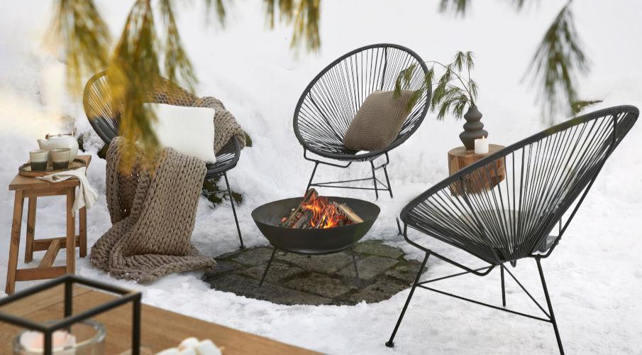 Vuurtafel met twee zwarte stoelen