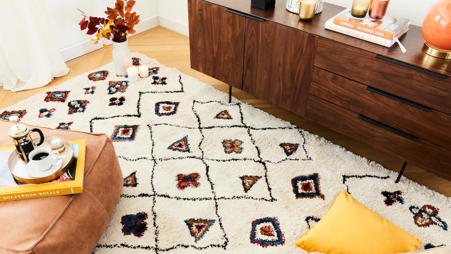 Houten retro dressoir op berber vloerkleed