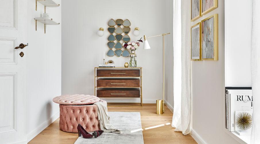 Spiegel boven een houten kast