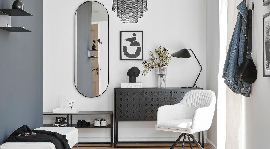 ovale spiegel in het zwart met beige stoel