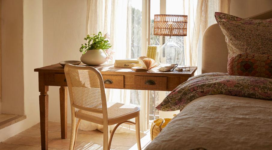 Beige gordijnen met houten bureau