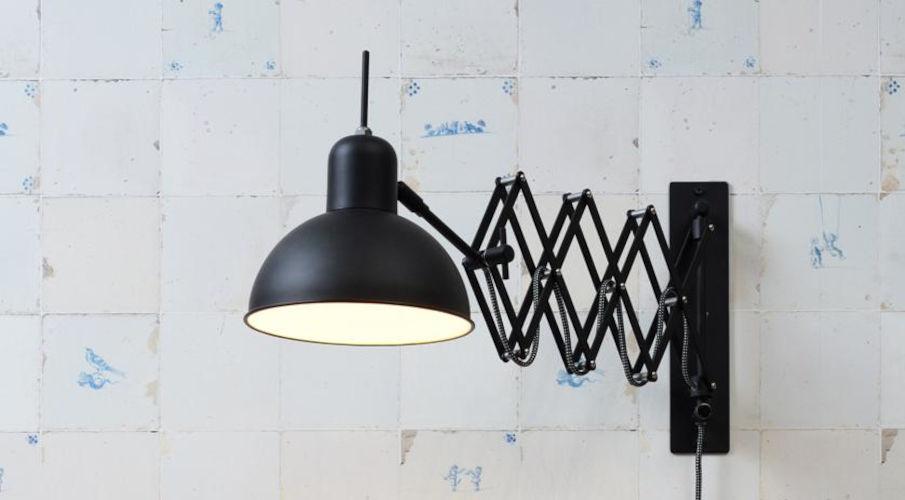 wandlamp met schakelaar in zwart op een witte muur