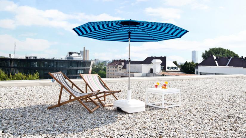 parasol na balkon niebieski