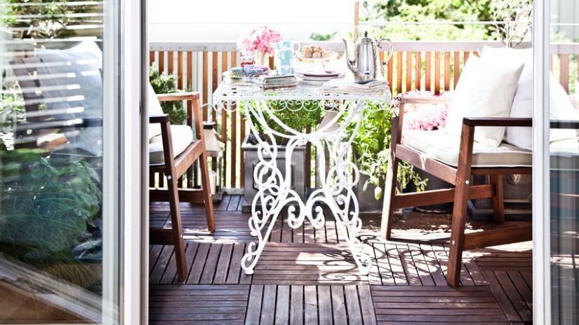 stolik na balkon w stylu prowansalskim