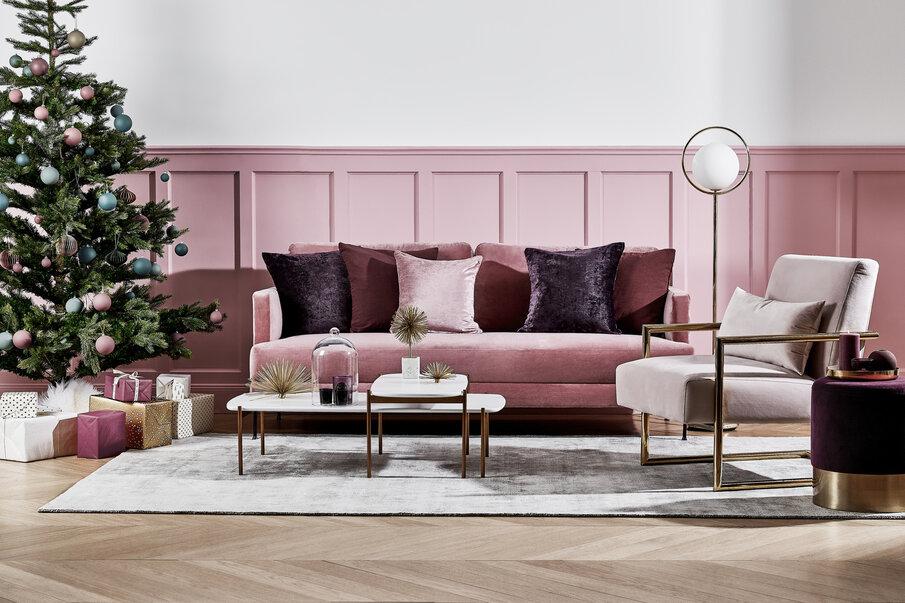 różowa sofa