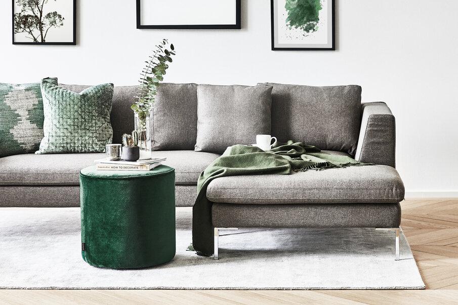 zielony puf i szara sofa